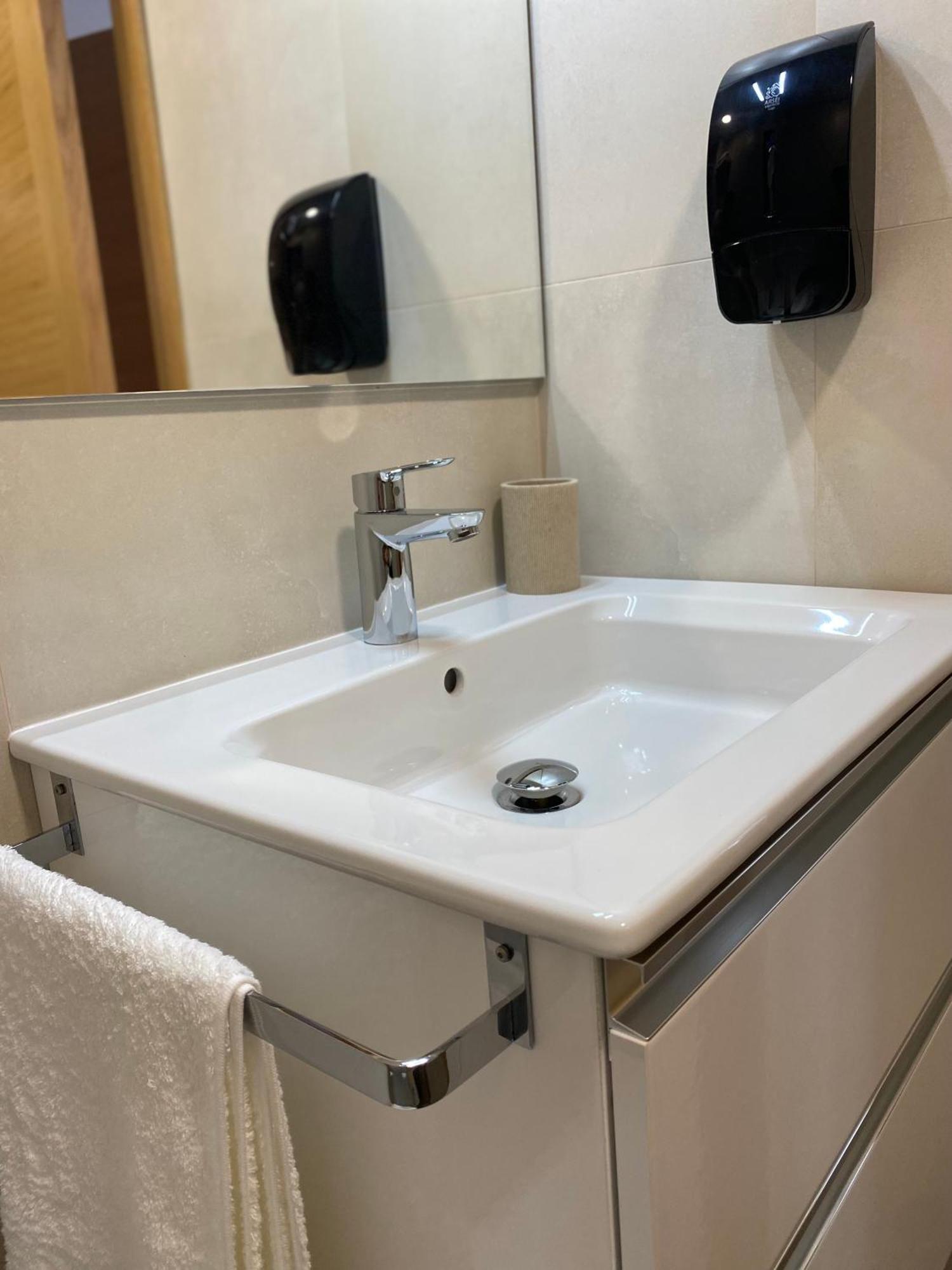 Pote Apartment Lugo Luaran gambar